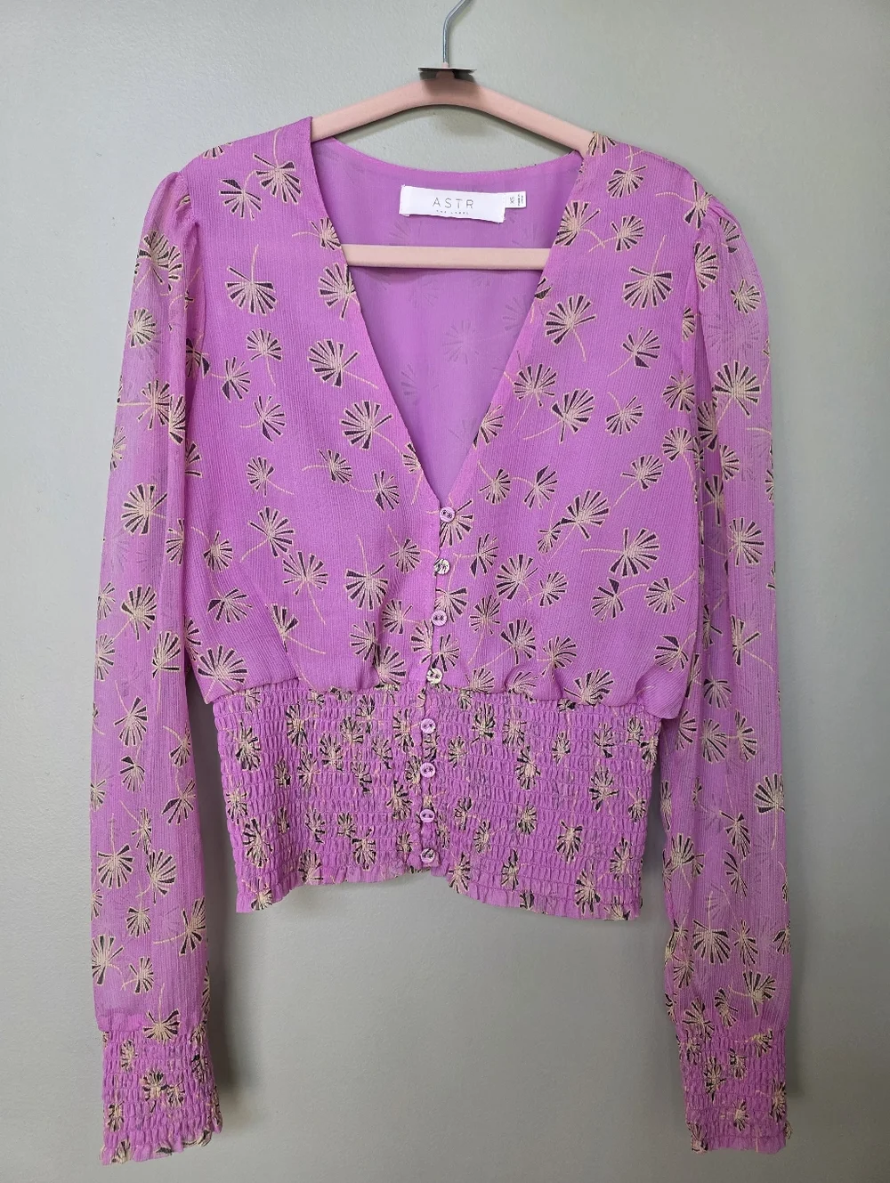ASTR the Label Lavender Palm Print Smocked Waist V-Neck Button Down Top XS - Picture 3 of 11